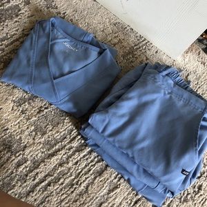 [1 S TOP + 3 XS BOTTOMS] jockey scrubs in ceil